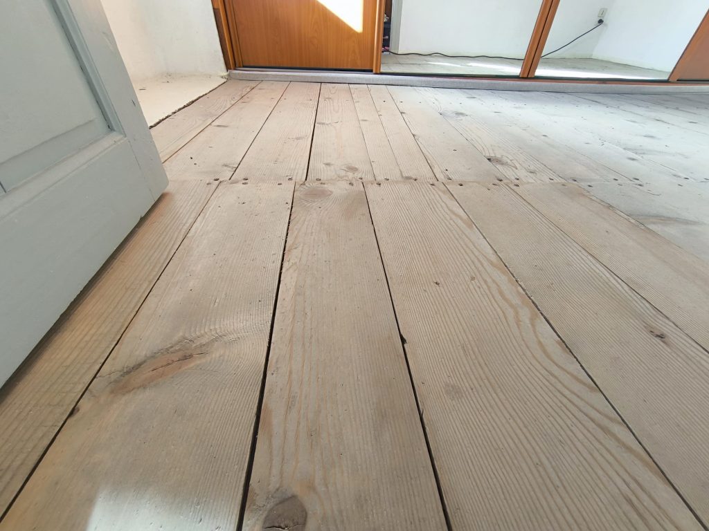 Parquet pin Massif de 1932 avant rénovation , grisé par le temps à Calacuccia