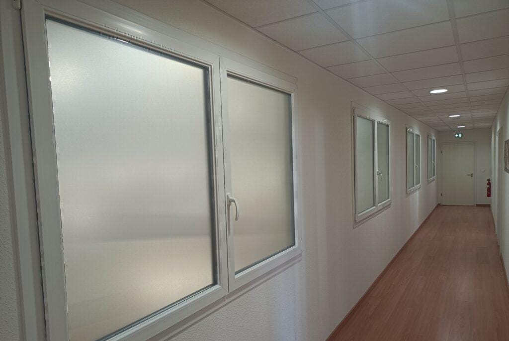 Aprés pose de film dépoli, visuelle élégante entre les différents espaces de travail d'une entreprise, tout en conservant une atmosphère lumineuse à Bastia