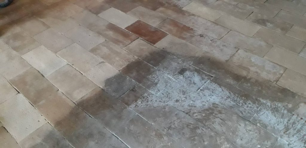 Terre cuite avant rénovation, montrant l'usure trés prononcée, à Corte