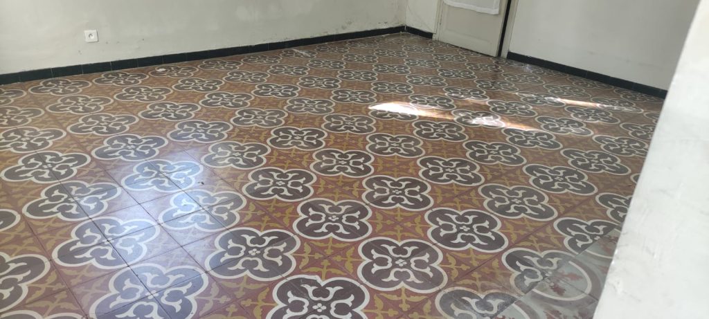 Carreaux de ciment avant rénovation à Corscia. Décapage, poncage vont être réalisés.
