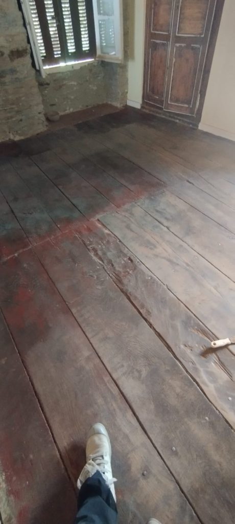 parquet châtaignier massif de 1940 avant rénovation, recouvert de peinture à Oletta