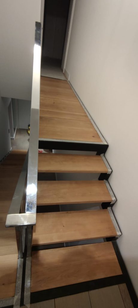 Aprés Rénovation (ponçage et traitement), montée d'escalier entièrement déposée et reposée à Cardo