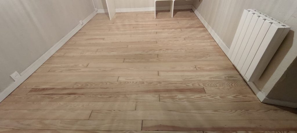 Aprés ponçage , parquet en pin brut prêt a traiter a Sidossi dans Niolu