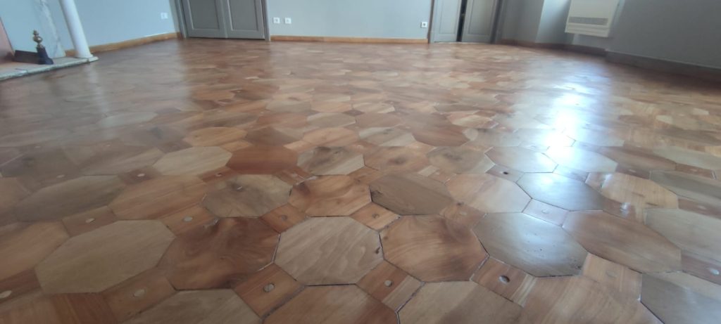 Aprés rénovation Parquet dalles de Versaille en Merisier du début siècle a Bastia