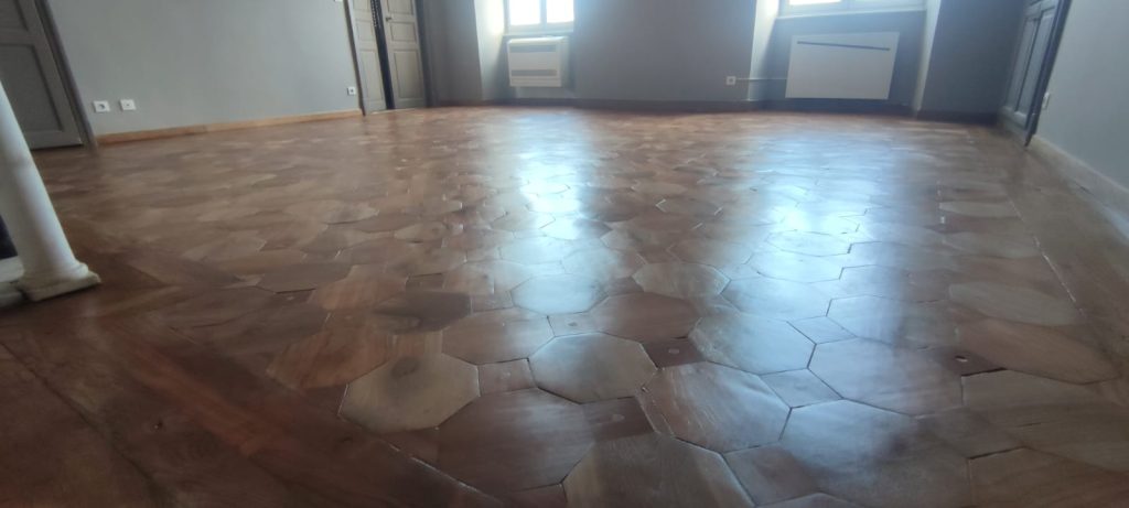 Aprés rénovation dalles de Versaille en Merisier du début siècle a Bastia