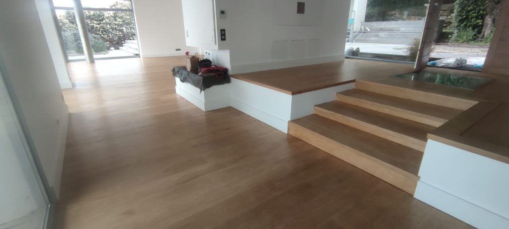 Aprés rénovation parquet controcollé chêne, ponçage et traitement par vitrification, à Cardo