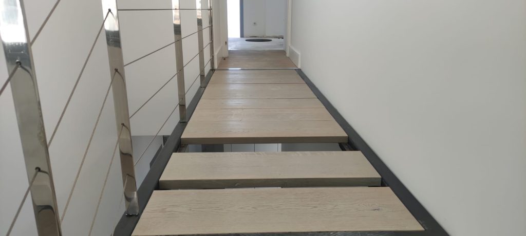 Avant rénovation escalier, dépose de chaque marche chêne massif à Cardo.