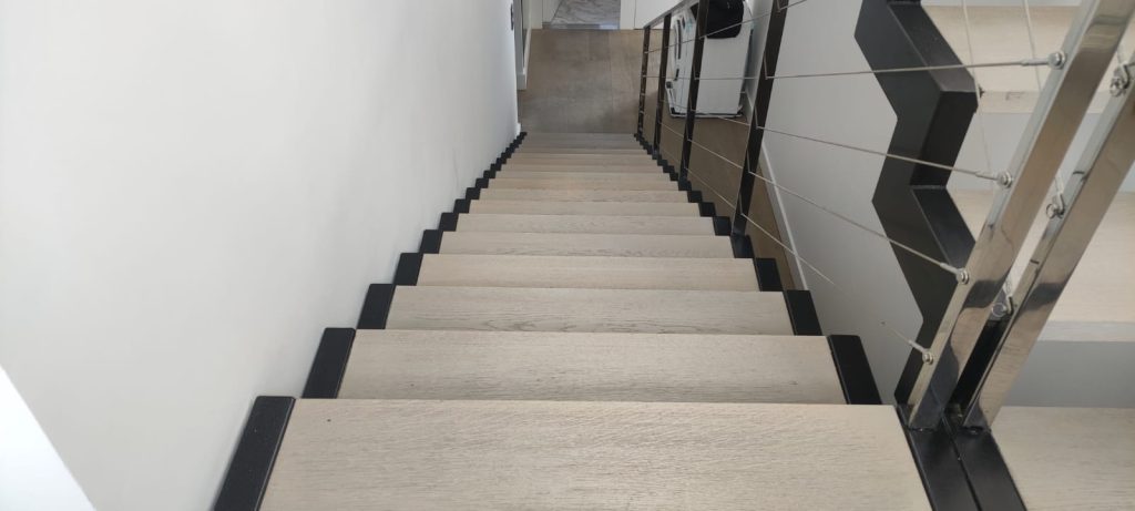Avant rénovation montée d'escalier, chêne massif dépose de chaque marche à Cardo