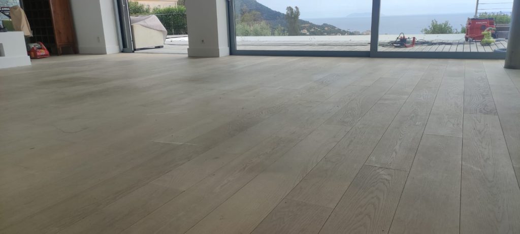 Avant rénovation parquet controcollé finition grisâtre sortie d'usine, parquet d'une dizaine d'années, usé, taché, à Cardo