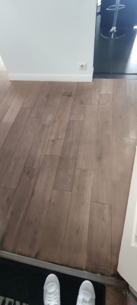 Parquet controcollé avant rénovation, parquet taché, rayé, décoloré par les U