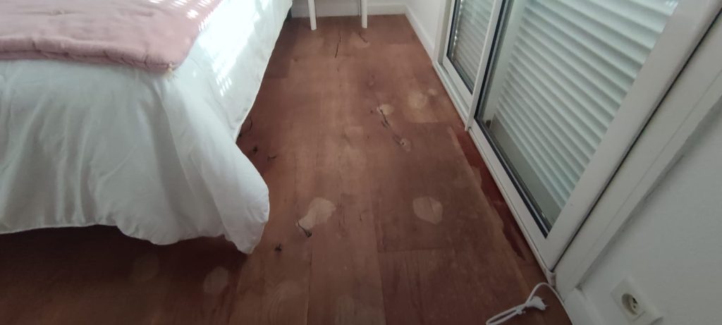Parquet controcollé avant rénovation, taché d'urine de chien Ville-di-Pietrabugno