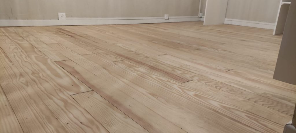 Parquet en pin aprés ponçage à Sidossi dans le Niolu