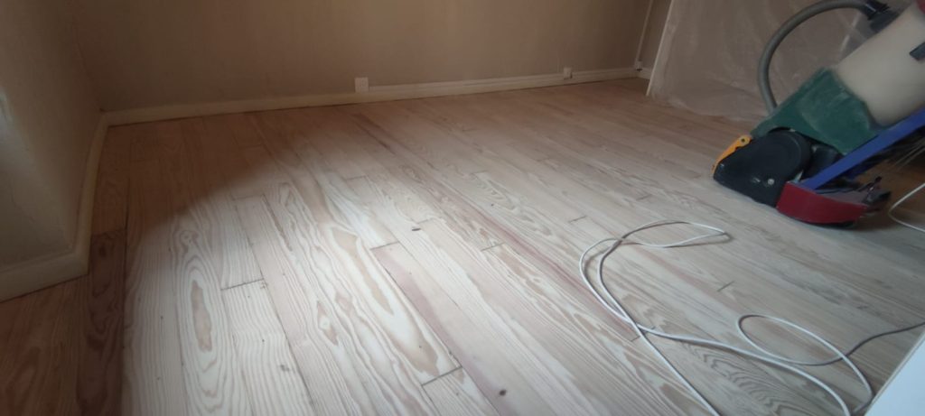 Parquet en pin aprés ponçage intégragrale, parquet mis a nu à Sidossi