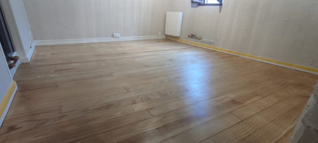 Parquet en pin aprés rénovation et traitement par vitrification à Sidossi dans le Niolu