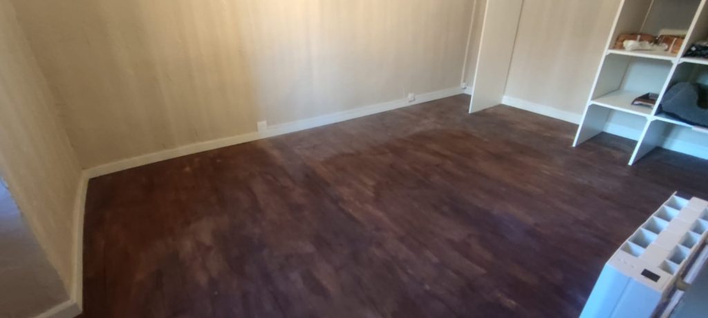 Parquet en pin teinté en foncé avant rénovation à Sidossi dans le Niolu