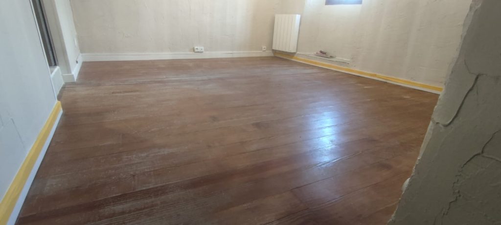 Parquet en pin avant rénovation dans le Niolu