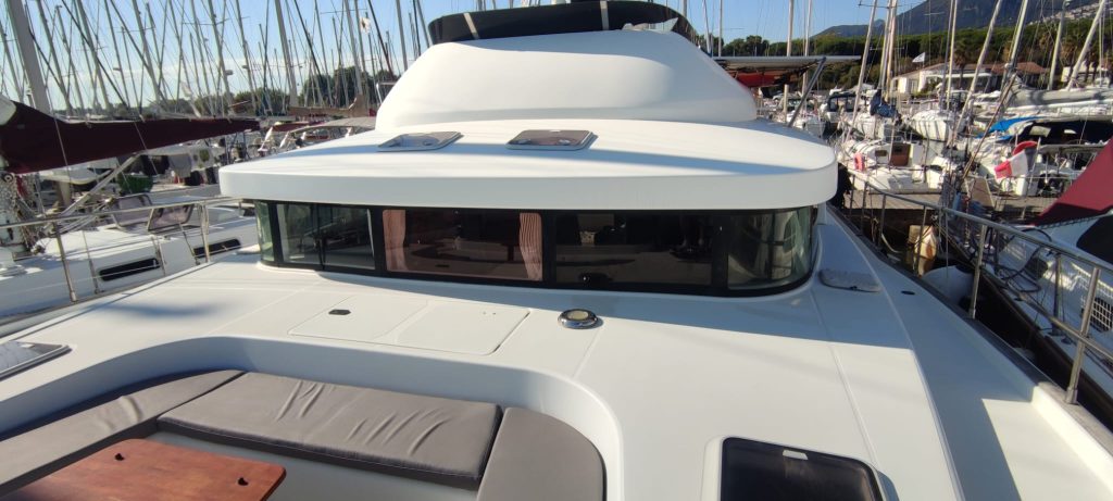 Vitrages avant pose films Catamaran Port de Taverne Corse
