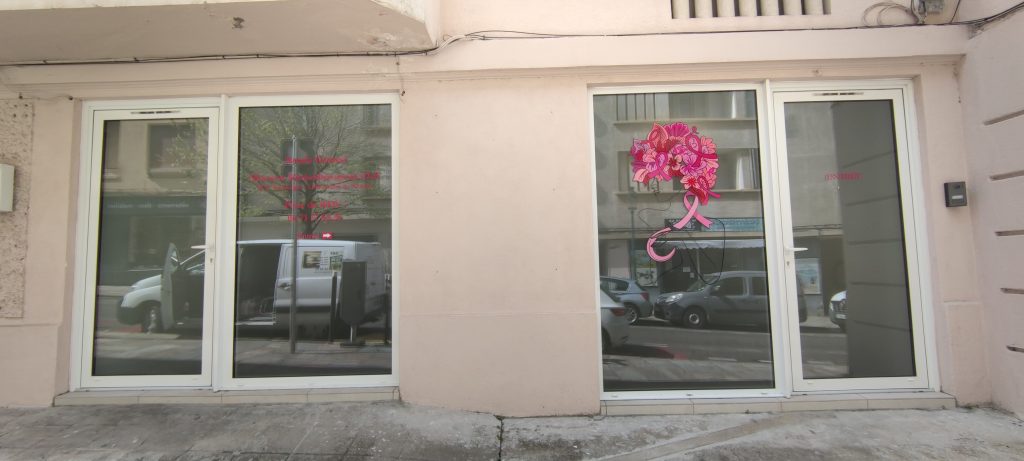 Vitrage cabinet kinésithérapeute avec films dépoli et logo rose à Bastia par Caps-2B