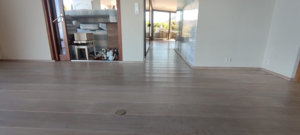 Parquet chêne avant rénovation à Lumio Par Caps-2b
