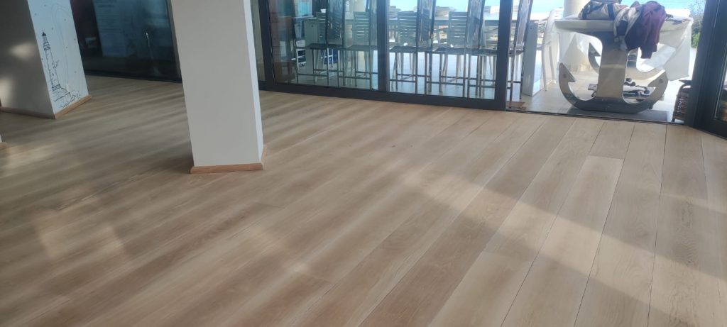Parquet chêne entièrement ponçé à Lumio par Caps-2b