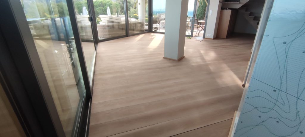 Parquet chêne entièrement ponçé, reste plus que le traitement par vitrification satinée à Lumio par Caps-2b