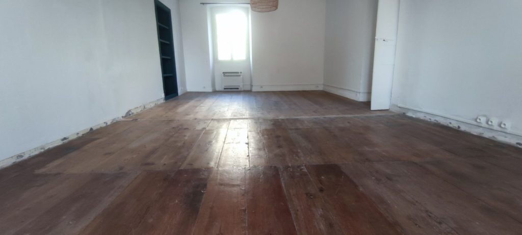 Ancien plancher en pin avant traitement montrant l'usure du temps à Pietralba par Caps-2B