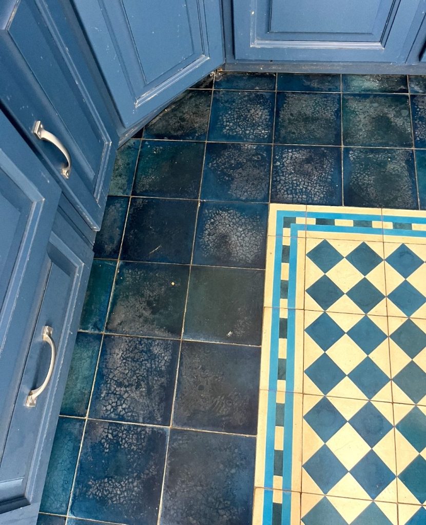 Carreaux de ciment tachés par le vignaigre à Saint-Florent par Caps-2B