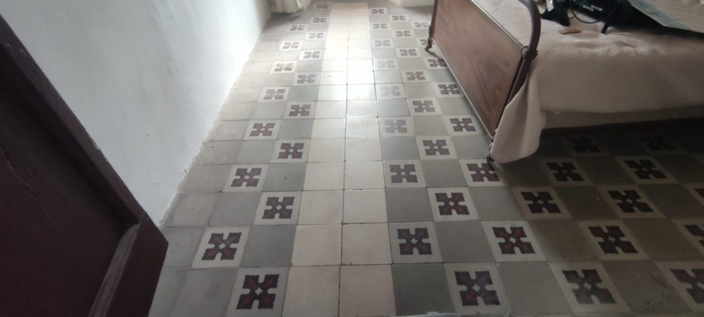 Carreaux de ciment traditionnels avant intervention de rénovation à Corbara par Caps-2B
