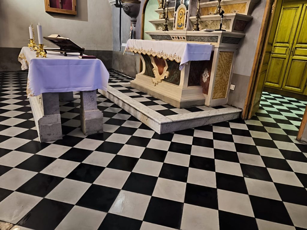 Carreaux de ciment en damier noir et blanc restaurés dans l'église de Calacuccia par Caps-2B