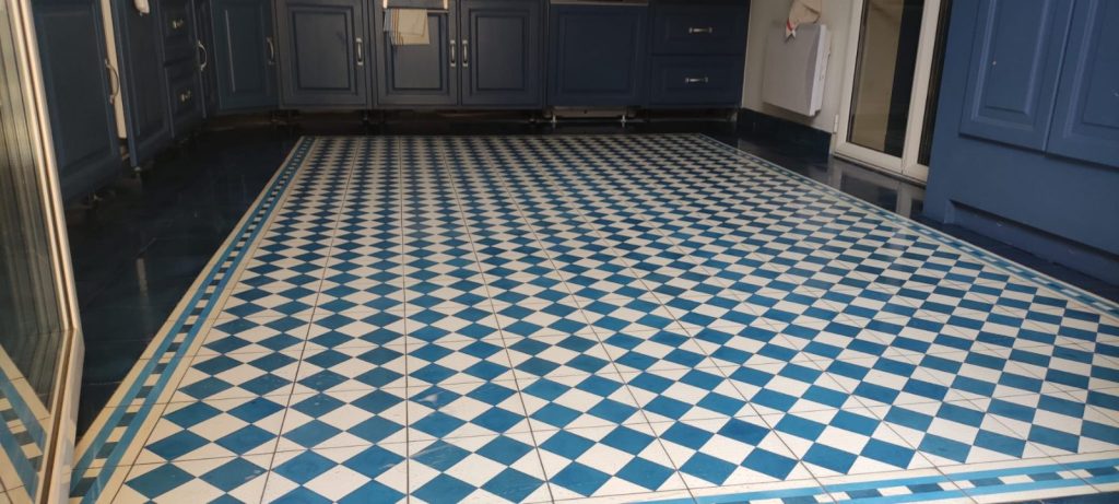 Sol en carreaux de ciment à motif géométrique bleu et blanc rénové à Saint-Florent par Caps-2B