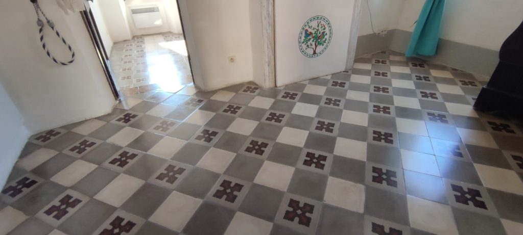 Carreaux de ciment anciens rénovés avec motifs géométriques restaurés à Corbara par Caps-2B