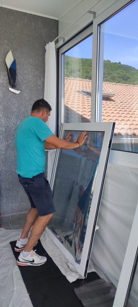 Technicien Caps-2B déposant vitrage véranda pour pose films solaires à Pietrabugnu
