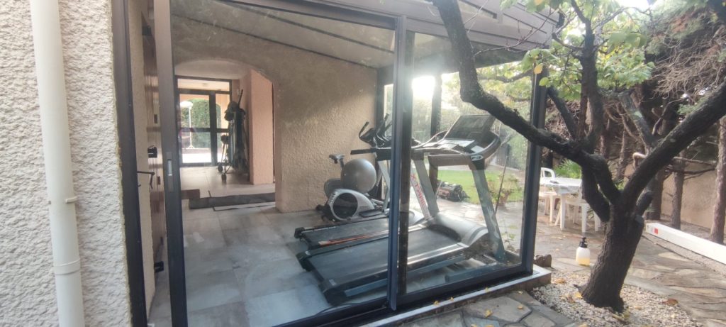 Espace de rééducation avec équipements fitness sous verrière sans protection solaire à Biguglia par Caps-2B