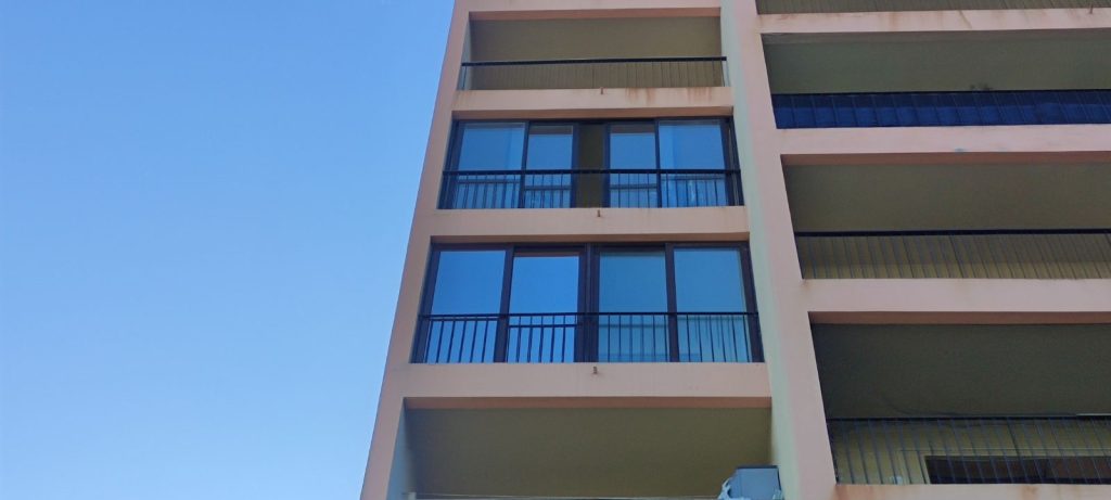 Façade d'immeuble avec films miroir anti-chaleur posés à Ajaccio par Caps-2B