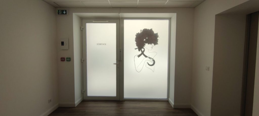 Vue intérieure films dépoli intimité cabinet kinésithérapie à Bastia par Caps-2B