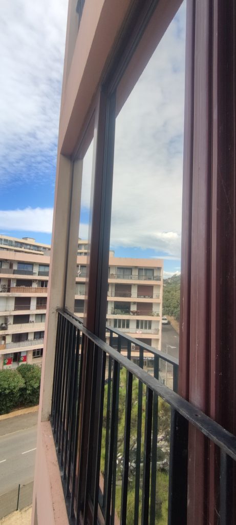 Vue depuis balcon avec films solaires anti-UV installés à Ajaccio par Caps-2B