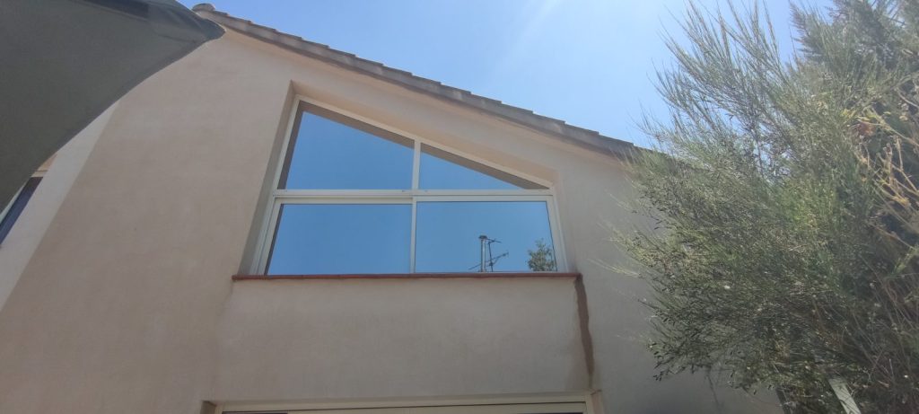 Fenêtre triangulaire avec films solaires anti-UV posés à Tavera par Caps-2B