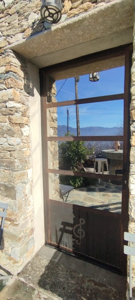 Porte vitrée avec films solaires miroir installés dans studio en pierre à Poggio d'Oletta par Caps-2B
