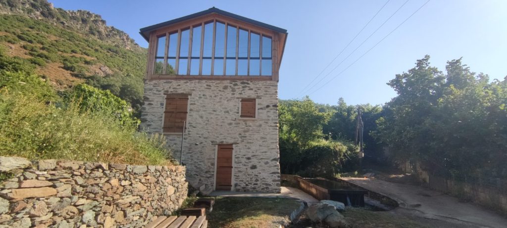 Ancien moulin rénové avec films solaires posés sur verrières à Moïta par Caps-2B