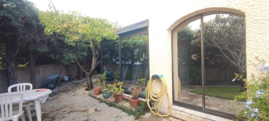 Patio avec verrière et matériel de kinésithérapie après pose de films solaires à Biguglia par Caps-2B
