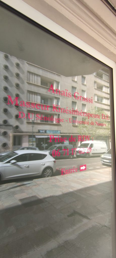 Identité visuelle complète masseur kinésithérapeute sur vitrage dépoli à Bastia par Caps-2B