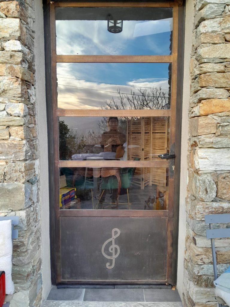 Vue extérieure porte vitrée avec films anti-UV effet miroir dans village corse à Poggio d'Oletta par Caps-2B