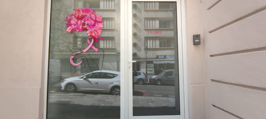 Détail logo fleur rose et lettrage sur vitrage dépoli cabinet médical à Bastia par Caps-2B