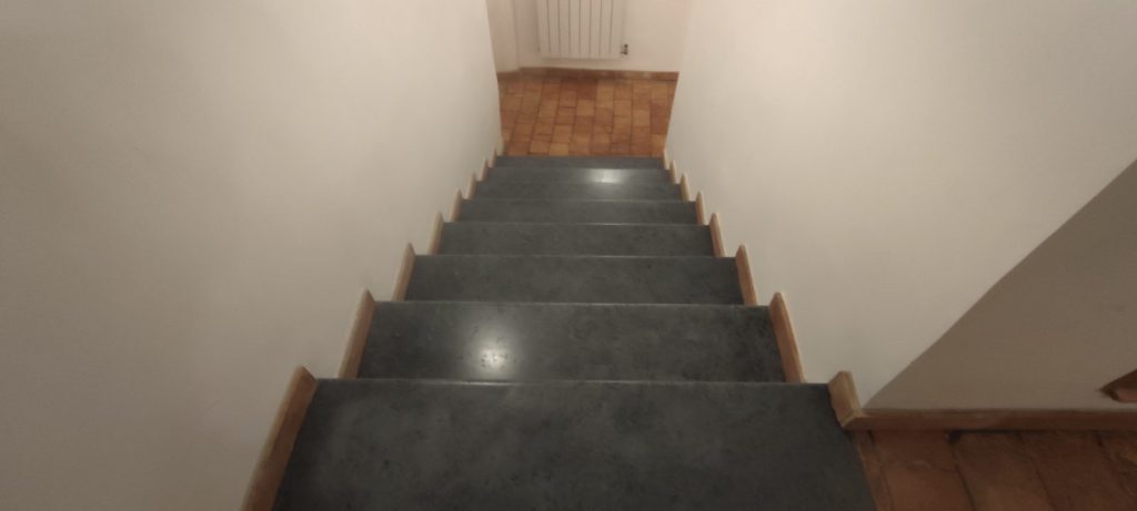 Marches d'escalier en ardoise traitées avec finition satinée à Muro par Caps-2B