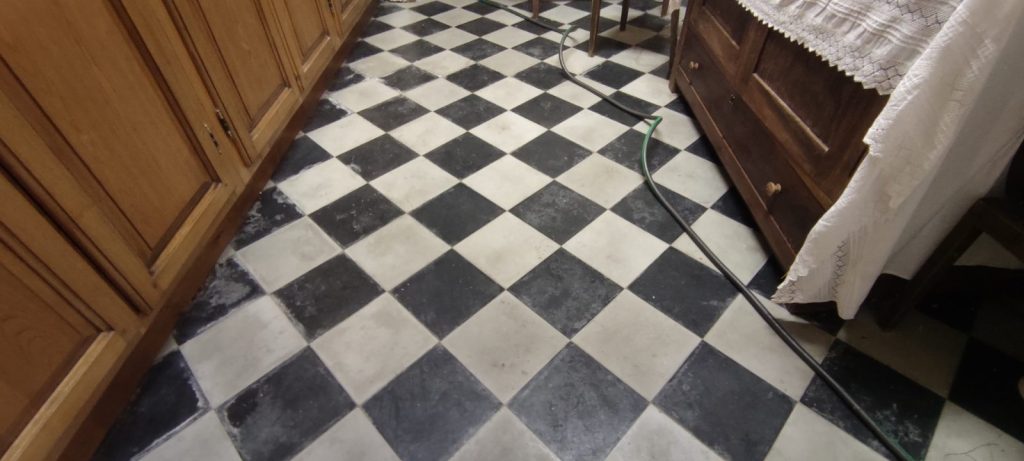 Carreaux de ciment patrimoniaux en cours de micro-ponçage à Calacuccia par Caps-2B