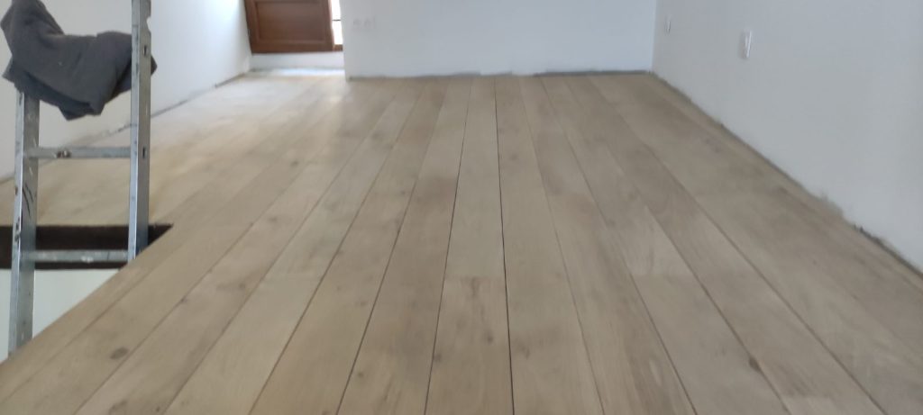 Parquet chêne après ponçage minutieux prêt pour teinte à Pieve par Caps-2B