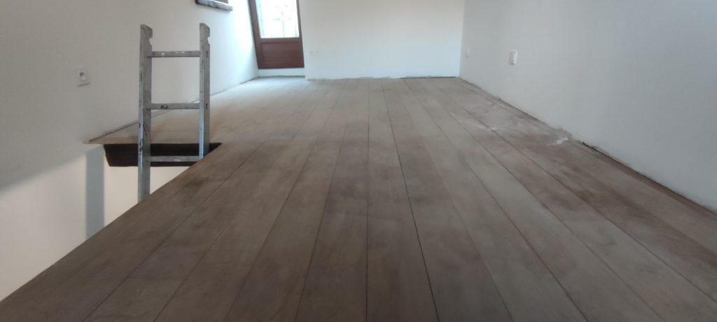 Parquet en chêne massif avant rénovation dans maison à Pieve par Caps-2B