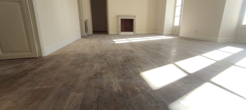 État initial parquet chêne noirci et dégradé avant rénovation Bastia par Caps-2B