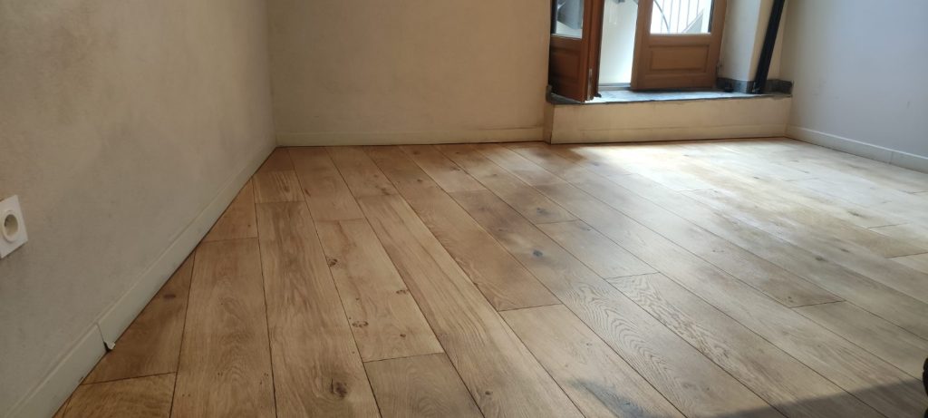 Parquet chêne entièrement rénové avec finition satinée à Bastia par Caps-2B