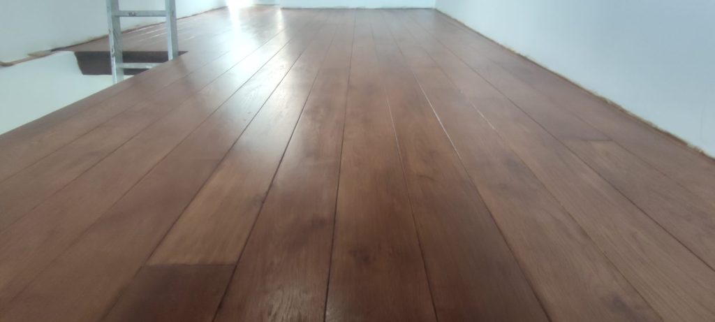 Résultat final parquet chêne massif teinté châtaignier vitrifié satiné à Pieve par Caps-2B